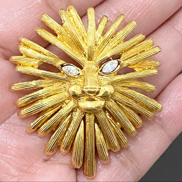 Vintage Unsigned ST JOHN Gold-tone Lion Head Brooch - Picture 5 of 8